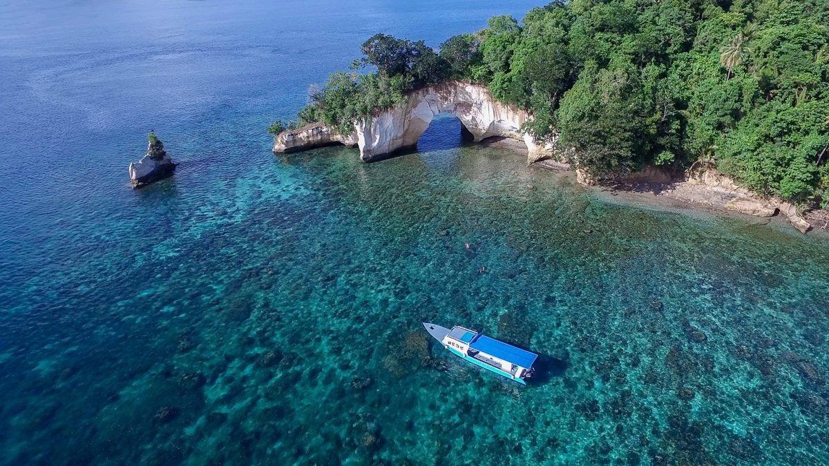 Snorkelling Sulawesi boat at Serena Island